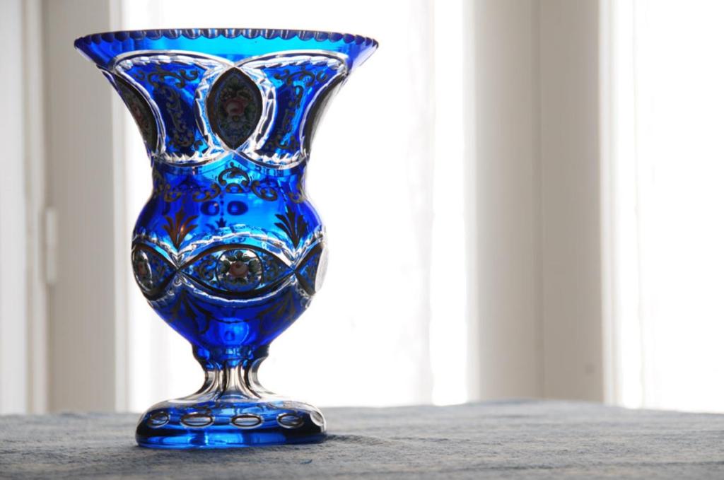 un jarrón de cristal azul sentado en una mesa en Harry's House en Fasano