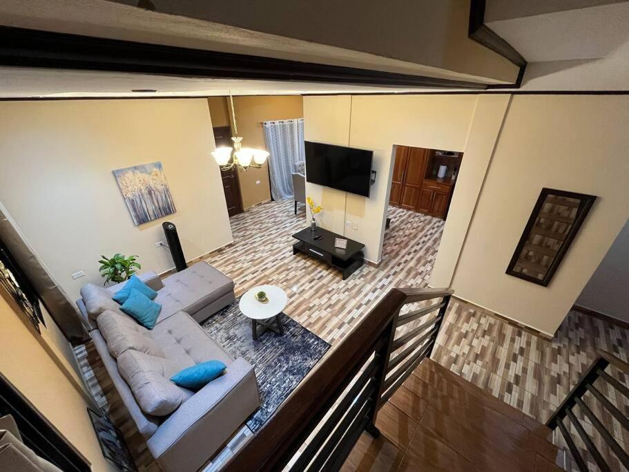 sala de estar con sofá y TV en Casa Hacienda Real, en Siguatepeque