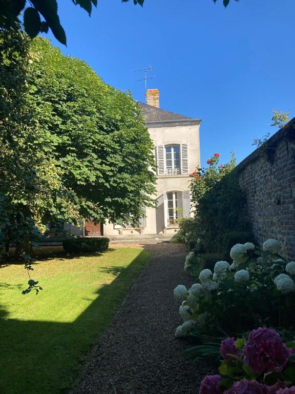 dom z ogrodem i budynkiem w obiekcie Chez Agnès w mieście Pont-lʼÉvêque