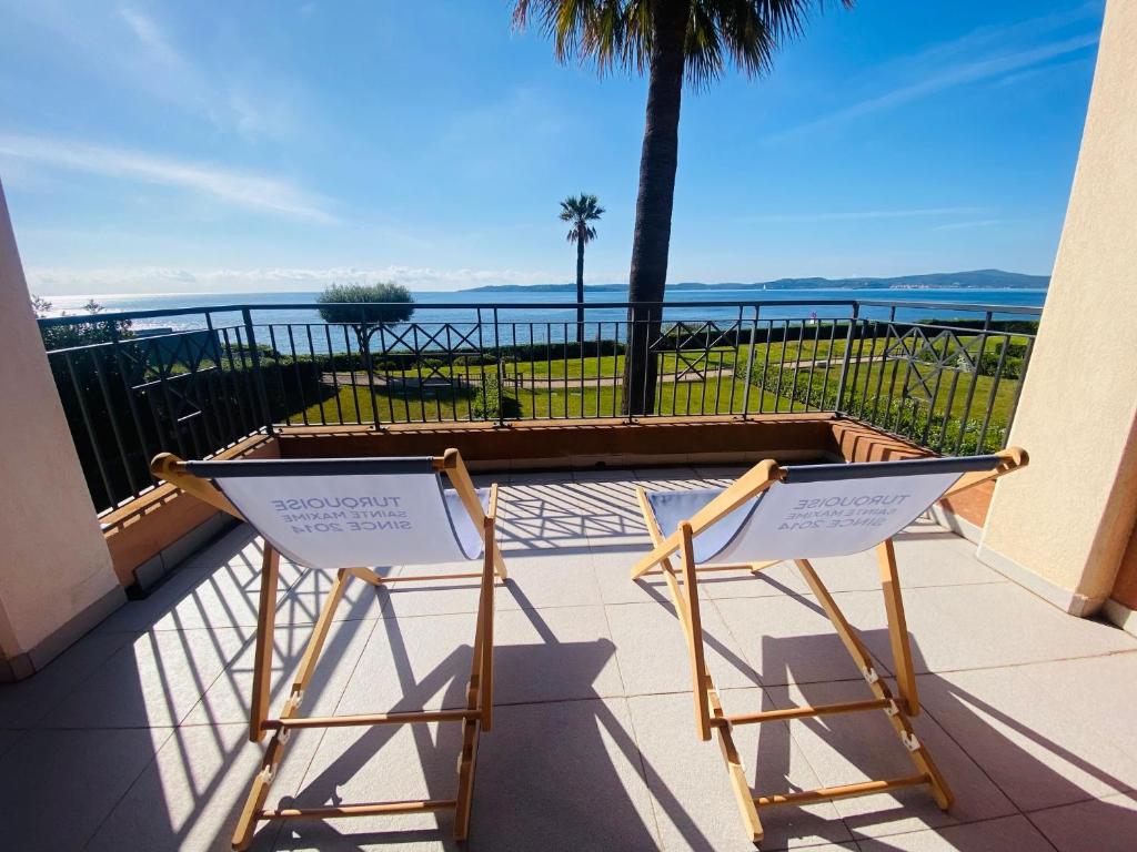 - deux chaises sur un balcon avec vue sur l'océan dans l'établissement Appartement de la mer, à Sainte-Maxime