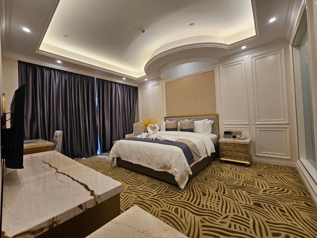 Llit o llits en una habitació de Swan Lake Hotel