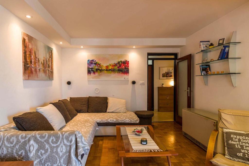 uma sala de estar com um sofá e uma mesa de centro em Apartment Many em Pula