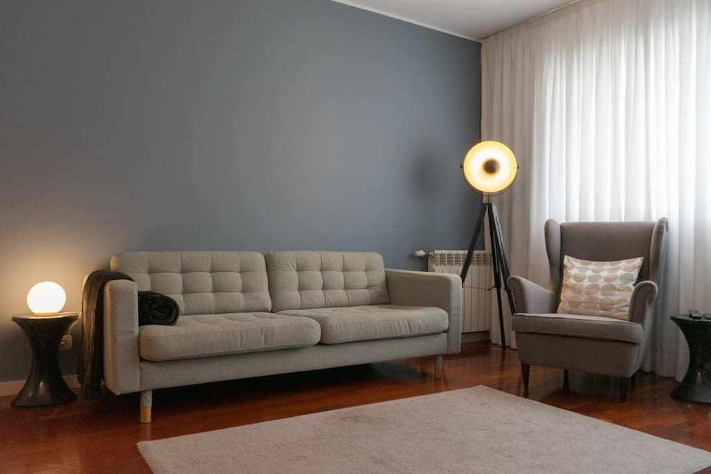 sala de estar con sofá y silla en MariGold by Destiny Houses en Senhora da Hora