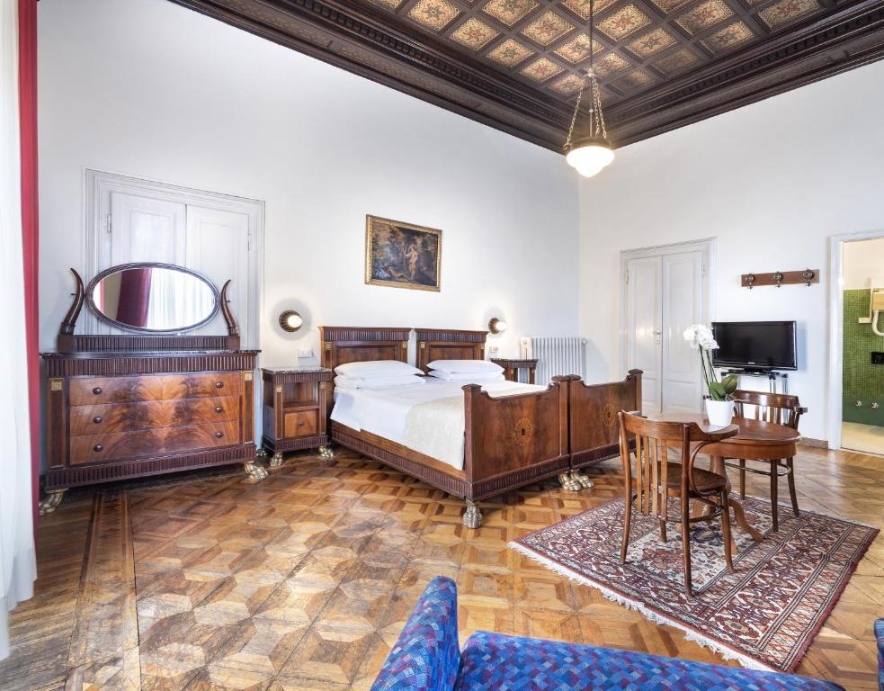 Postel nebo postele na pokoji v ubytování Hotel Palace Bologna Centro