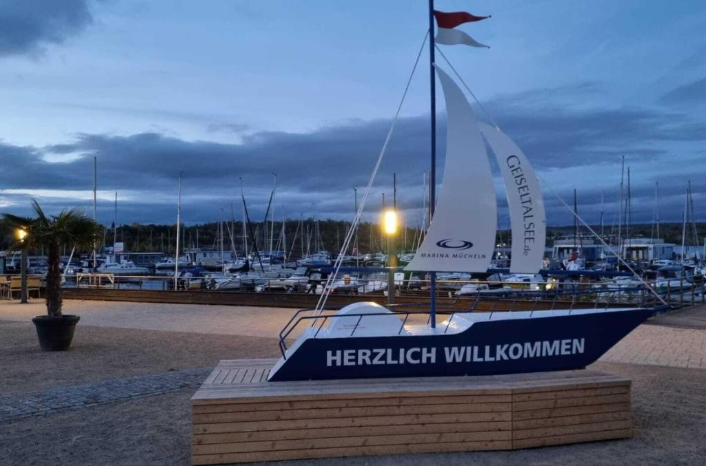 ein kleines Segelboot, das in einem Yachthafen ausgestellt ist in der Unterkunft Pension Winter in Mücheln