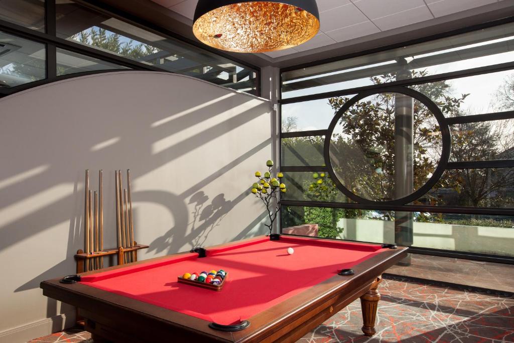 Biliár nebo kulečník v ubytování Kyriad Prestige Beaune le Panorama