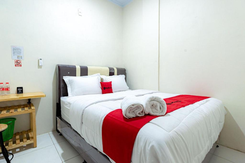Giường trong phòng chung tại RedDoorz @ Simpang Pemda Medan
