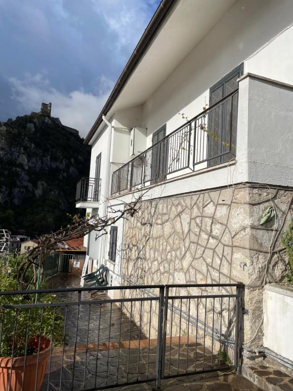 um edifício com uma varanda ao lado em casa monte maggio em Cassino