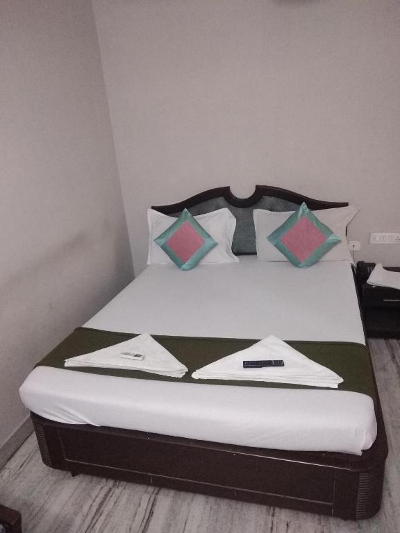 Postel nebo postele na pokoji v ubytování Grand tower Chennai