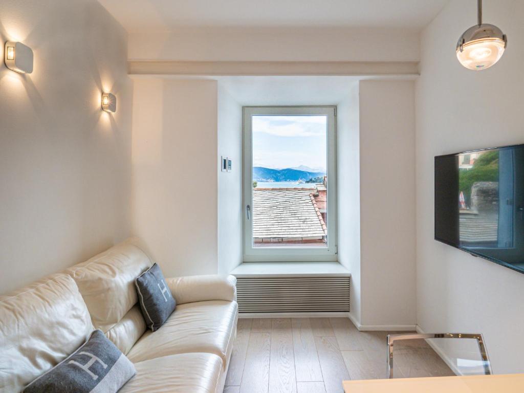 ein Wohnzimmer mit einem Sofa und einem Fenster in der Unterkunft White dreams in Porto Venere