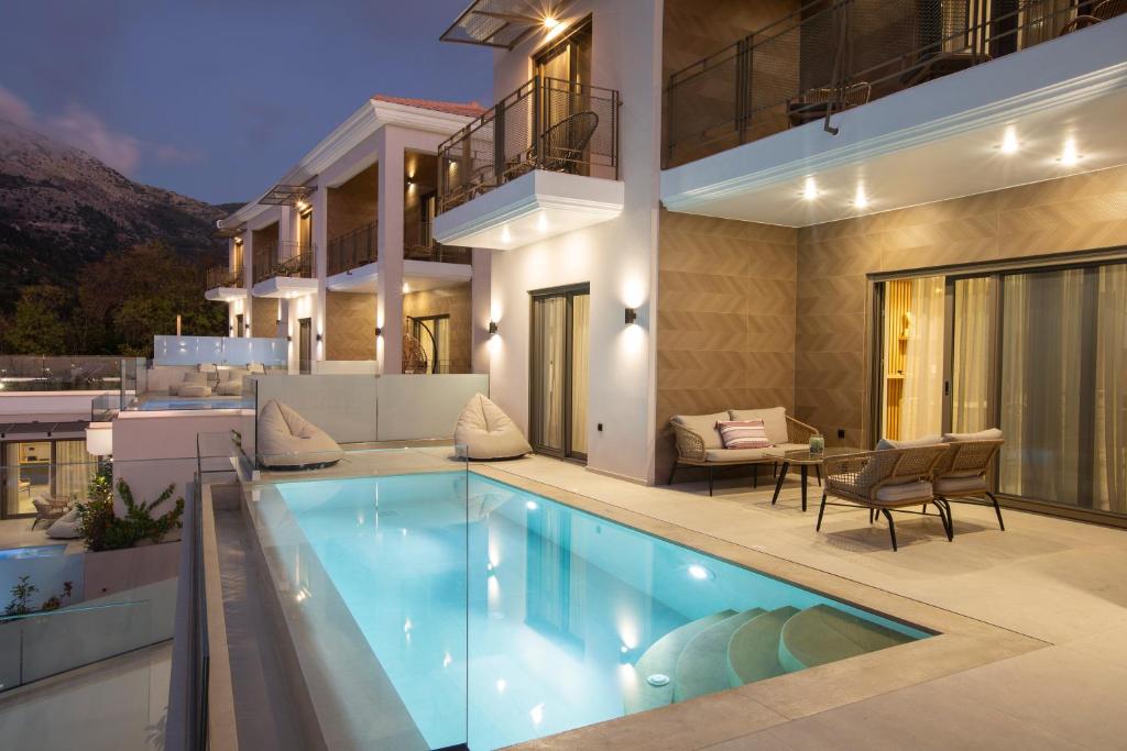בריכת השחייה שנמצאת ב-Inorato - Luxury Villas with Private Swimming Pool או באזור