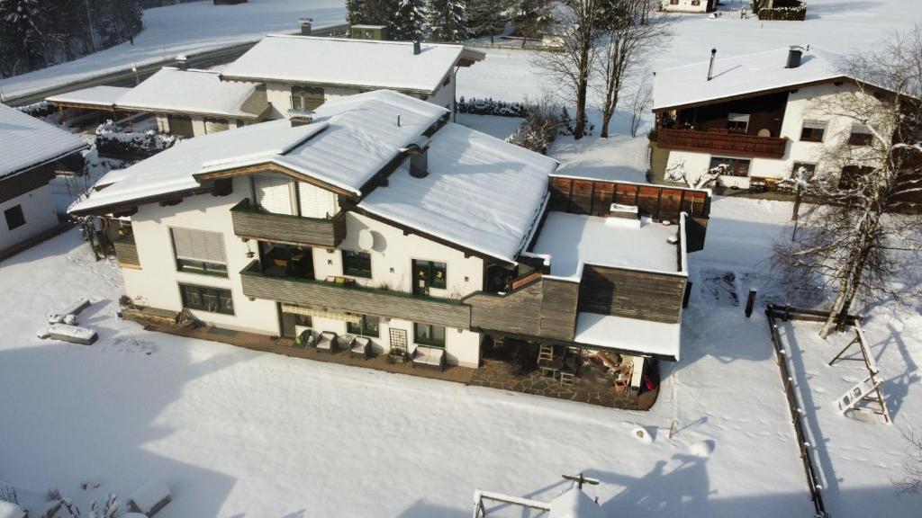 eine Luftansicht eines schneebedeckten Hauses in der Unterkunft Ferienwohnung Bergtraum in Sankt Ulrich am Pillersee