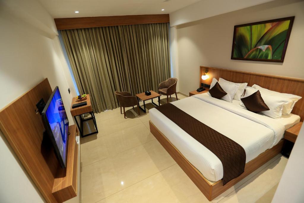 Postel nebo postele na pokoji v ubytování Hotel Saffron Wayanad