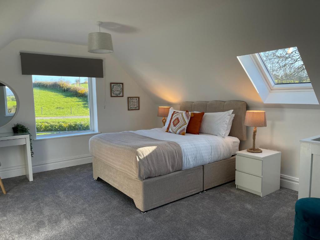 una camera con un letto e una grande finestra di Country Hideaway a Milltown