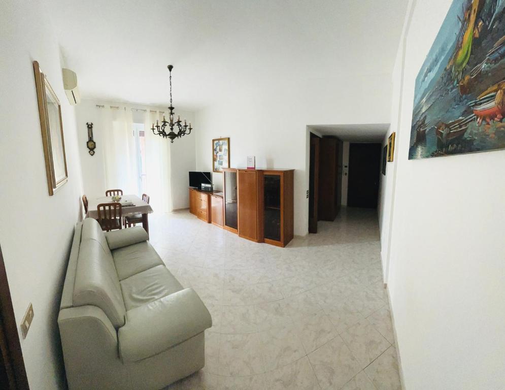 ein Wohnzimmer mit einem Sofa und einem Tisch in der Unterkunft grazioso bilocale a 100 mt dalla metropolitana in Sesto San Giovanni