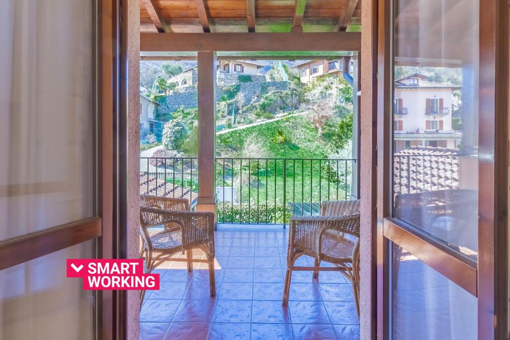 vista su un balcone con tavolo e sedie di Ca' Mia by Wonderful Italy a Menaggio