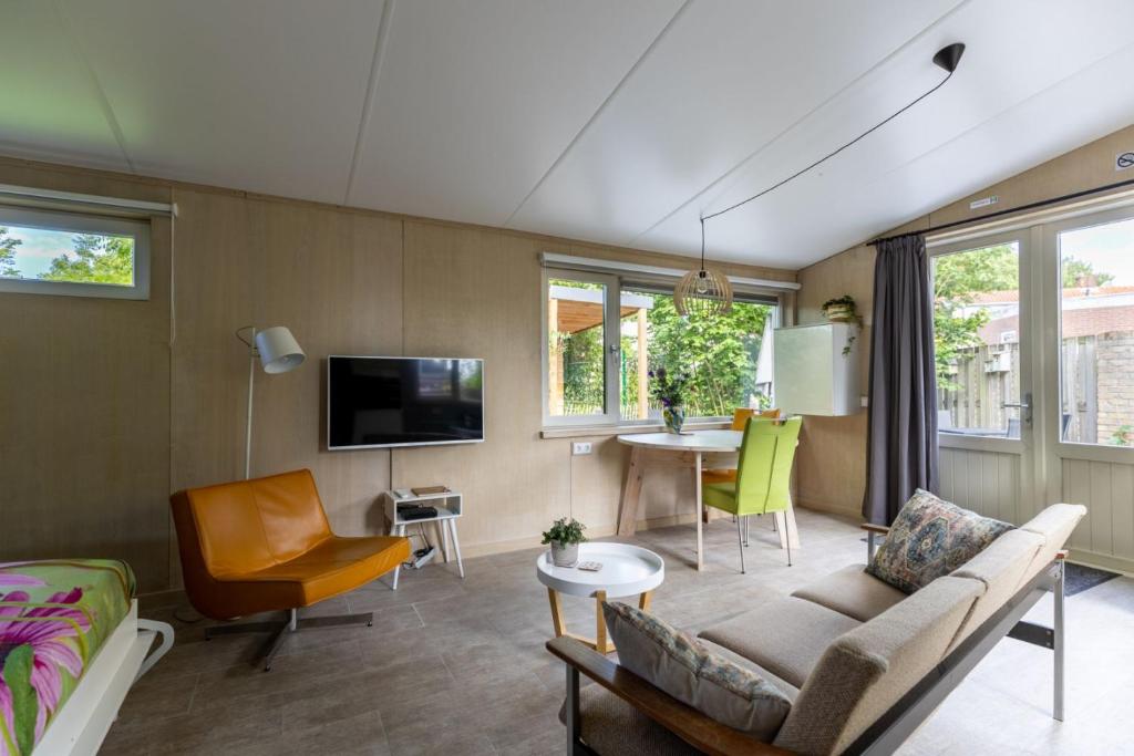 een woonkamer met een bank en een tafel bij Vrijburgstraat 10 in Vlissingen