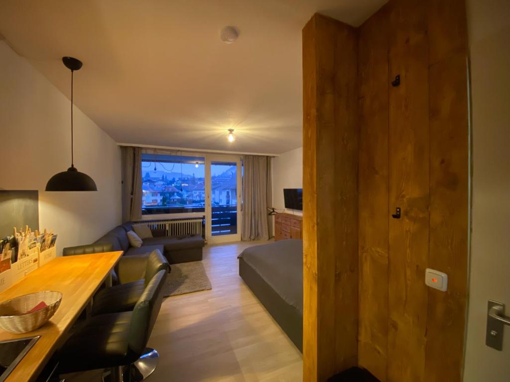 ein Wohnzimmer mit Sofa und Tisch in der Unterkunft Ferienwohnung Morgensonne in Oberstaufen