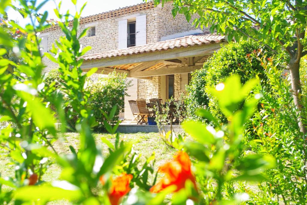 a house seen through the leaves of trees at Mas en Luberon GORDES in Gordes