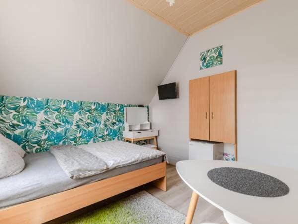 Tempat tidur dalam kamar di SEWANA Pokoje Gościnne i Domki Letniskowe