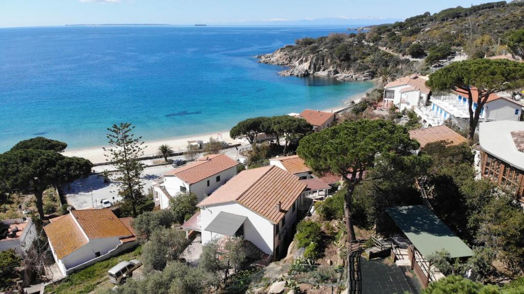 an aerial view of a house and the beach at Appartamento Cavoli - Vista mare con terrazza, clima e posto auto in Cavoli