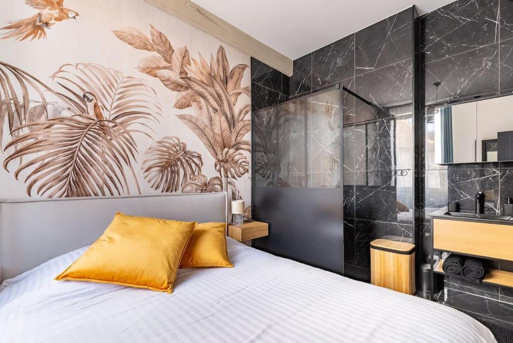 Un dormitorio con una cama con una almohada amarilla. en Le Wilson Parc : T2 avec parking, en Dijon