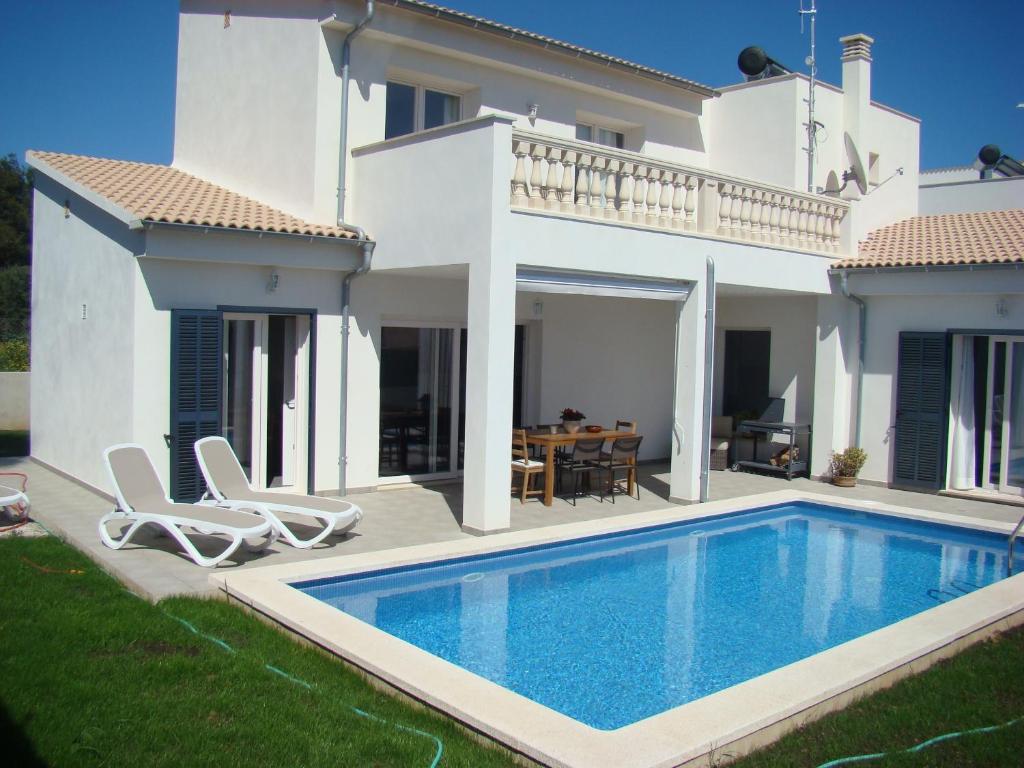 Villa con piscina frente a una casa en Casa Aina, en Cala Bona