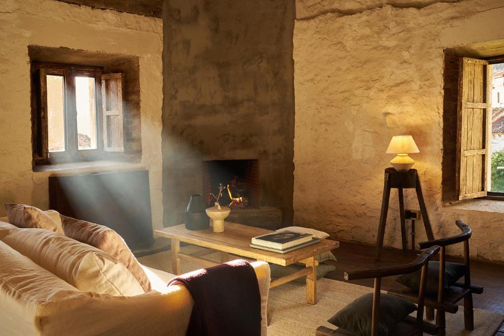 een woonkamer met een bank en een tafel bij SOLO PALACIO - Boutique Hotel & Spa in Llanuces
