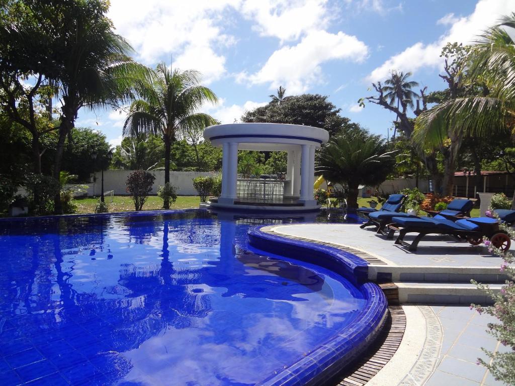 a swimming pool with a gazebo in a yard at Posada Boutique South Beach in San Andrés