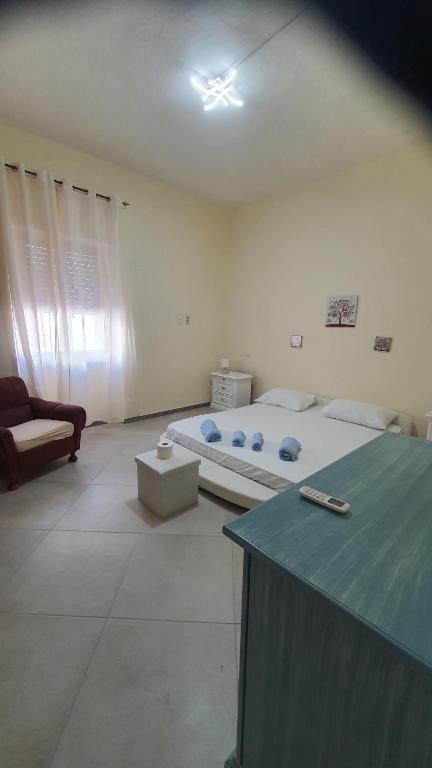 1 dormitorio con cama y sofá en FAGICAMERA, en Olbia