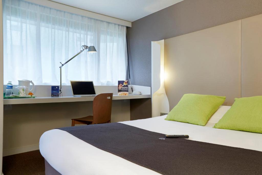 Postel nebo postele na pokoji v ubytování Campanile Hotel Senlis