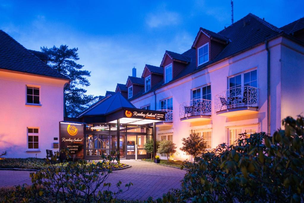 莫岑的住宿－Residenz Seehotel Berlin Brandenburg，前面有标志的酒店大楼