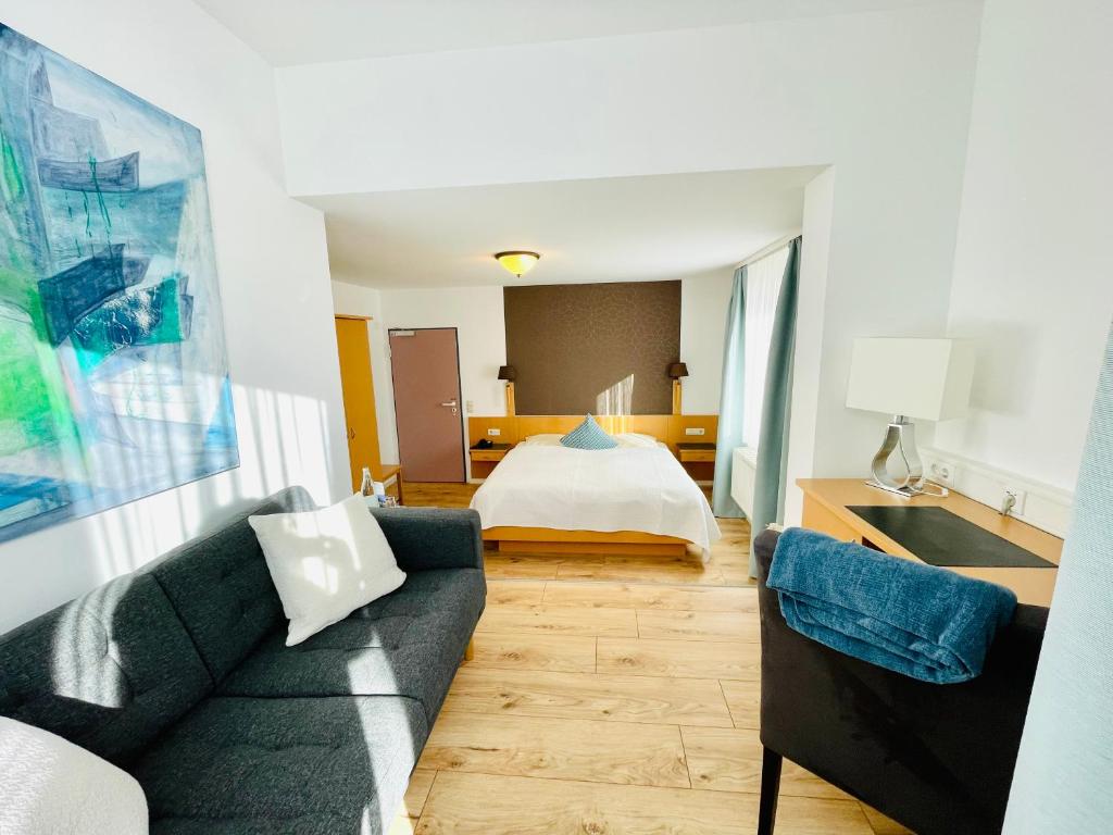 Postel nebo postele na pokoji v ubytování Hotel Saarburger Hof