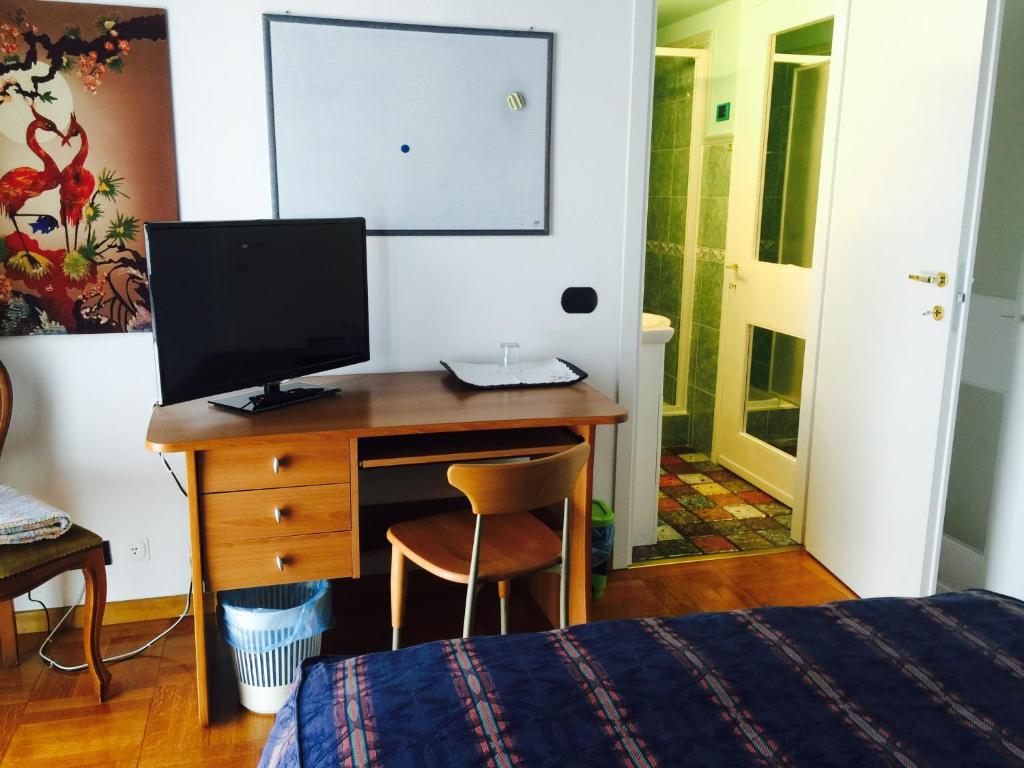 A television and/or entertainment centre at B&B Cavaliere Milano