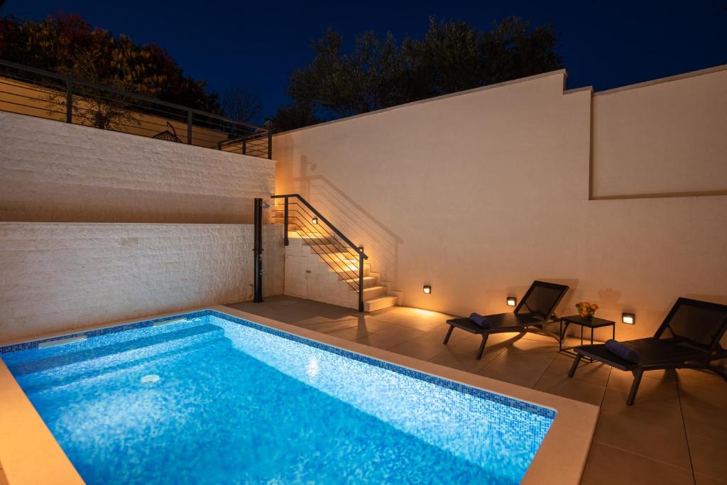 Annabel's Luxury Apartment with private pool, indoor jacuzzi with sauna ... - Luxury Self-Sustaining Apartments With Private Pool Table And Sauna