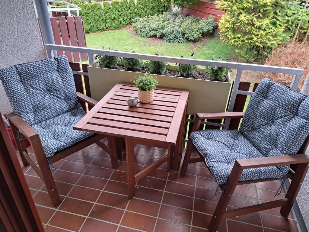 - Balcón con mesa de madera y 2 sillas en Harzzeit, en Hahnenklee-Bockswiese