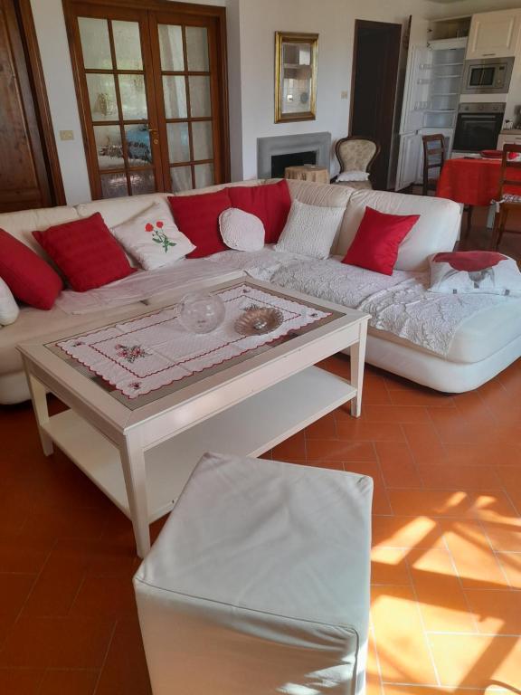 a living room with a couch and a coffee table at LA CASA DI GIADA in Impruneta