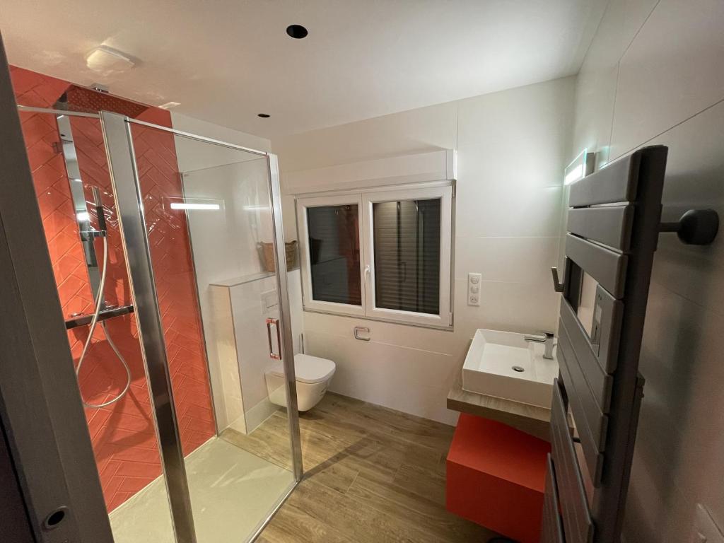 Koupelna v ubytování Gite Spa L'Atelier Emile - Spa Privatif - 5 min COLMAR