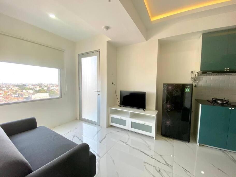 - un salon avec un canapé et une télévision dans l'établissement D10 Modern Apartment 2 Bed Room, à Bandung