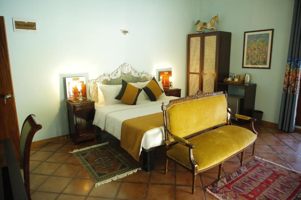 um quarto com uma cama e uma cadeira em villa pantano em Balapitiya