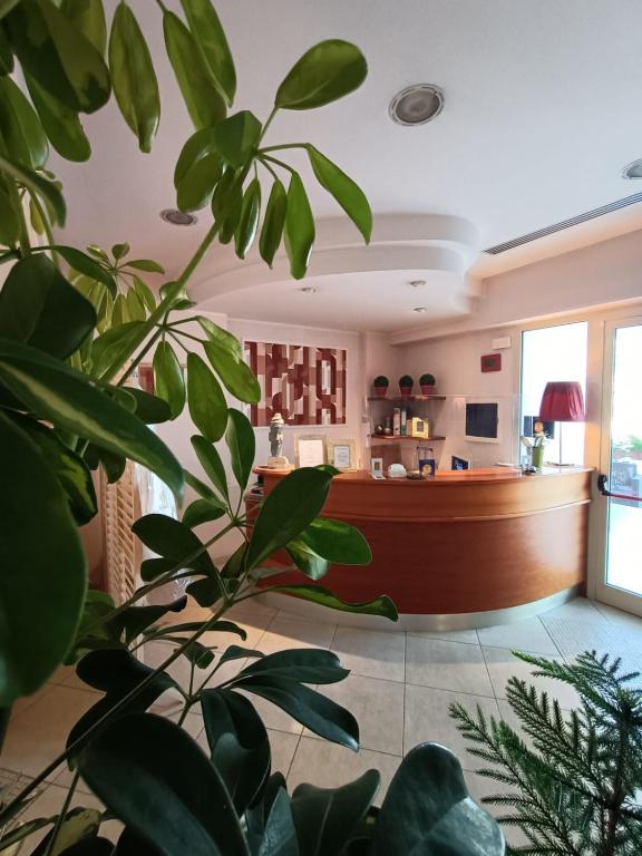 salon z kanapą i stołem w obiekcie Hotel La Palazzina w mieście San Benedetto del Tronto
