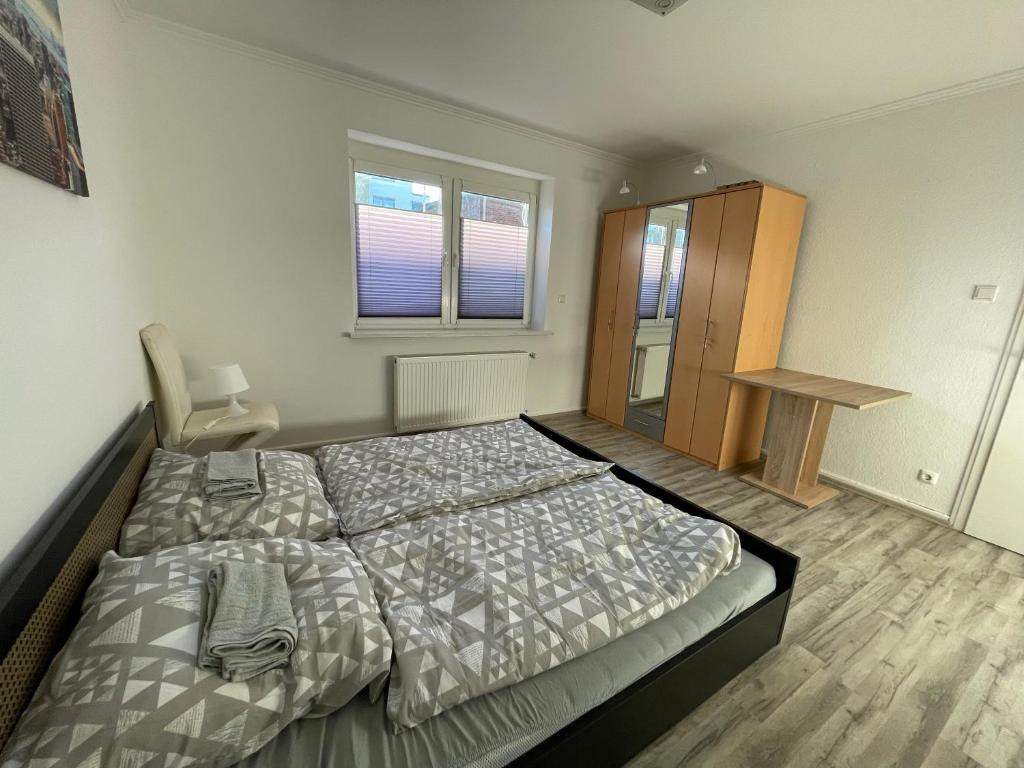 Ένα ή περισσότερα κρεβάτια σε δωμάτιο στο Schöne einfache Ferienwohnungen in Wilhelmshaven