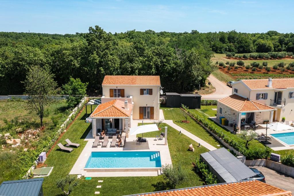 Bazén v ubytování Villa Oliva Muntrilj nebo v jeho okolí