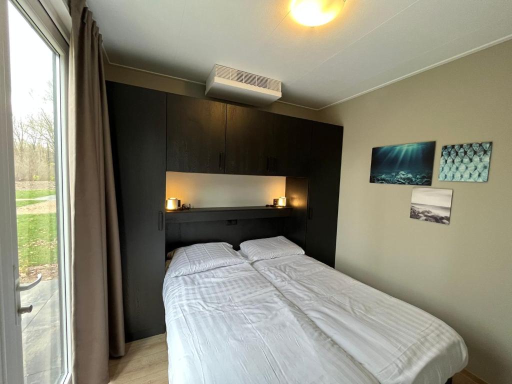 Postel nebo postele na pokoji v ubytování EuroParcs Ruinen