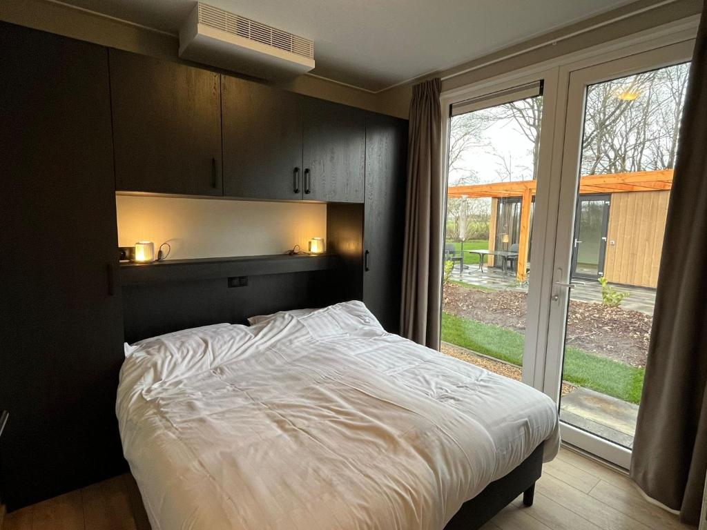 Postel nebo postele na pokoji v ubytování EuroParcs Ruinen