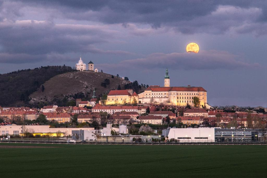 Nespecifikovaný výhled na hory nebo výhled na hory při pohledu z penzionu – hostince