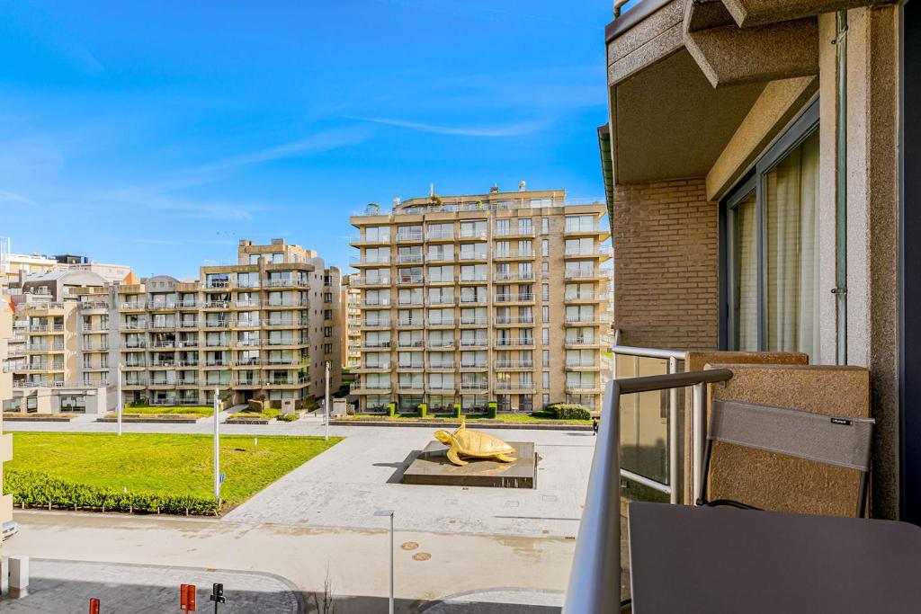 desde un balcón con vistas a algunos edificios de apartamentos en 't Pand C 0408 met parking Nieuwpoort, en Nieuwpoort