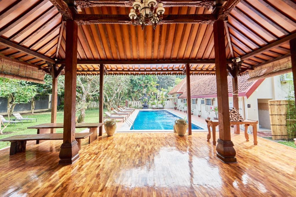 Bazén v ubytování Tirtodipuran Hotel by Natts Hospitality Indonesia nebo v jeho okolí