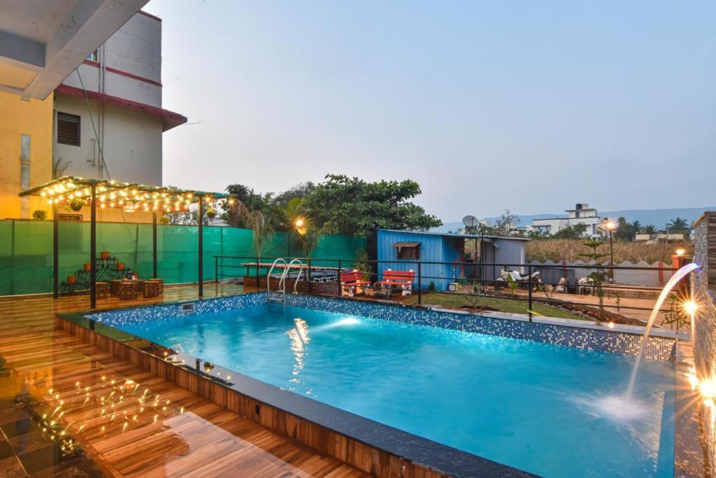 ein Pool auf dem Dach eines Gebäudes in der Unterkunft AMAZZ 4BHK VILLA LONAVALA in Lonavla