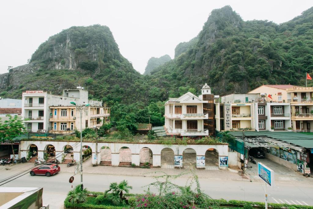 een stad met een berg op de achtergrond bij Thanh Phat Phong Nha in Phong Nha